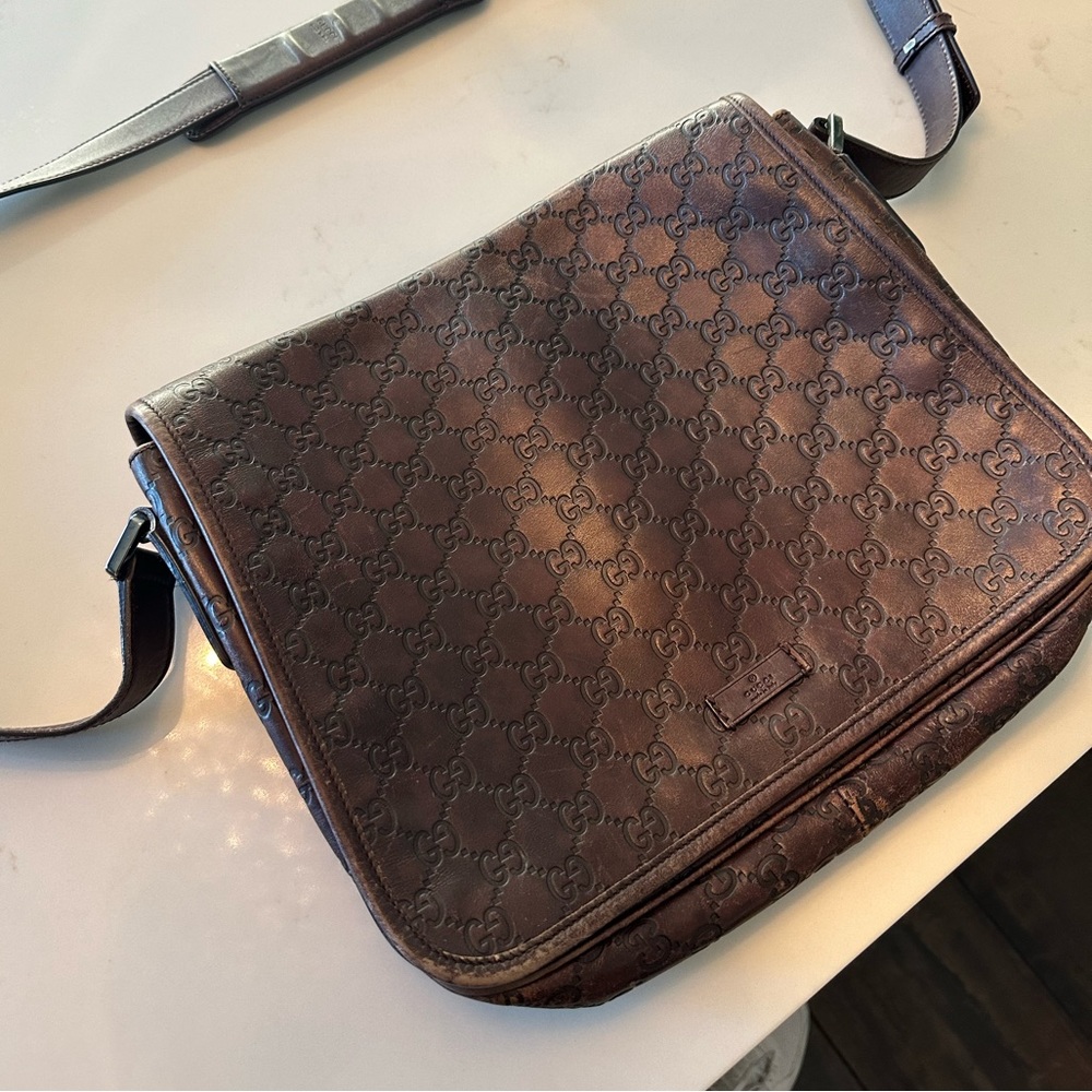 100% Authentic Gucci Guccissima leather crossbody bag